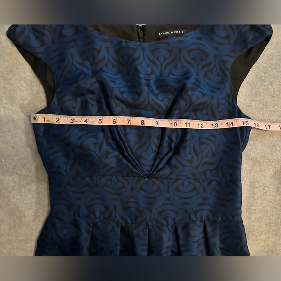 Banana Republic 100% Silk Blue Black Pleated Cap Sleeve Lined Dress size 2 - Picture 6 of 9